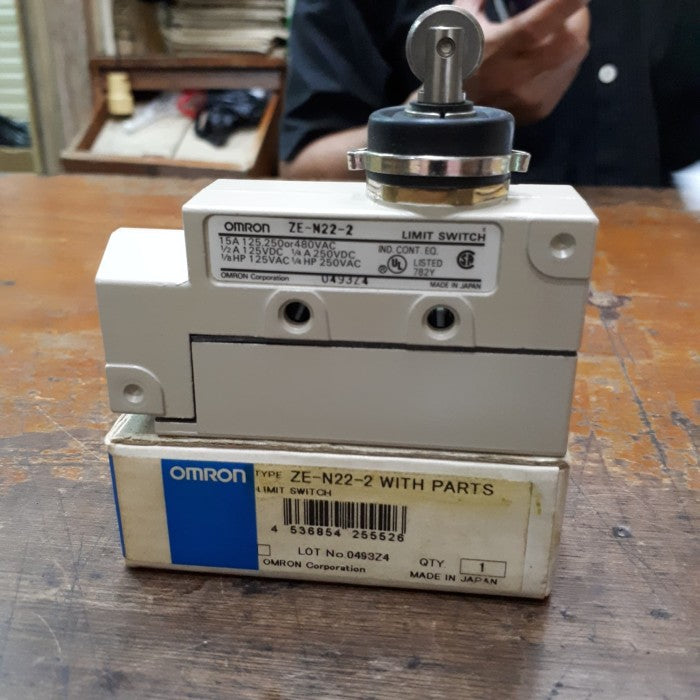 Limit Switch Omron ZE-N22-3